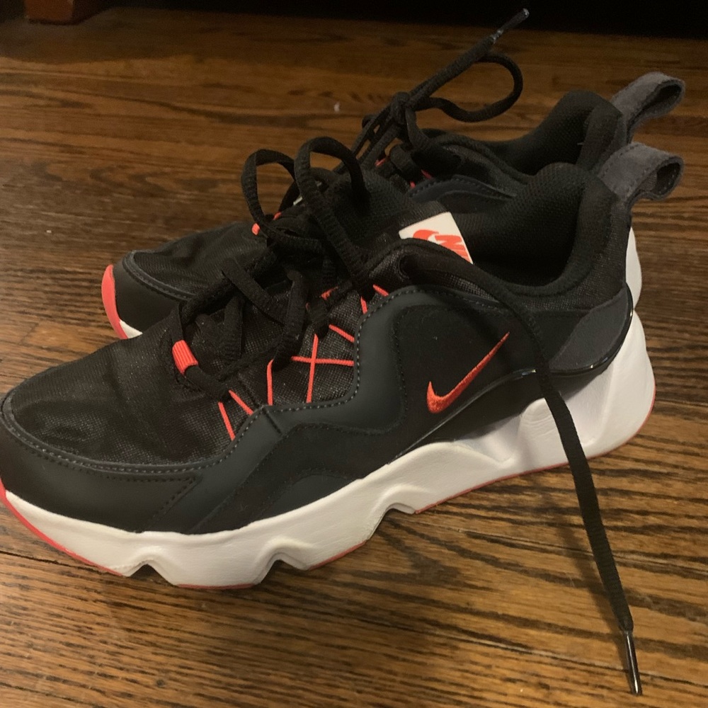 Black red white Nike Ryze